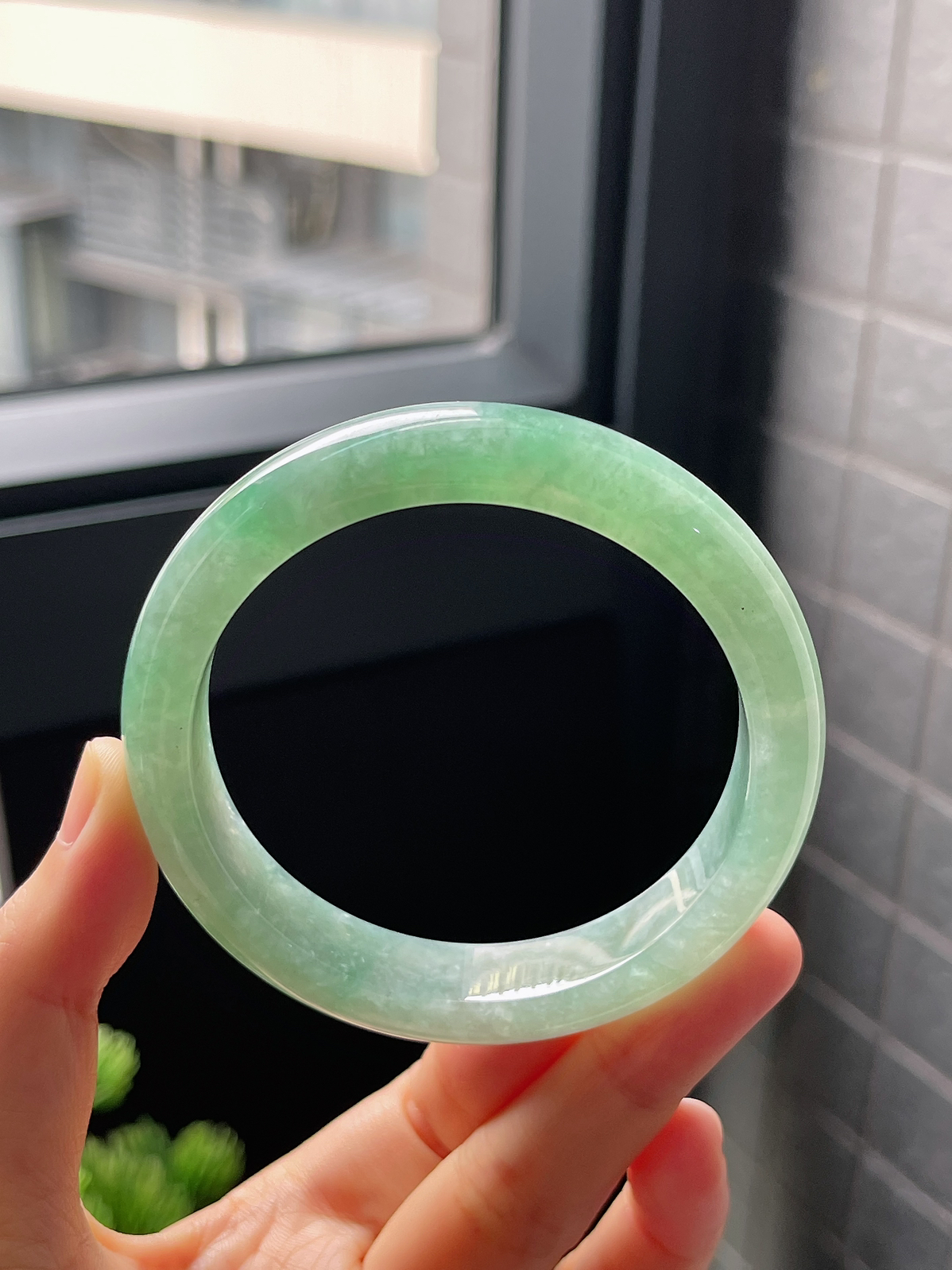 圈口57.2，冰糯种绿色翡翠正圈手镯
