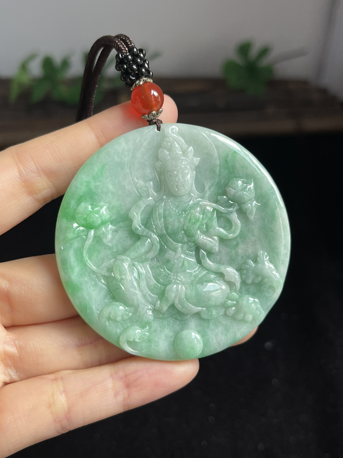 翡翠糯化种淡绿色挂件，配珠未测