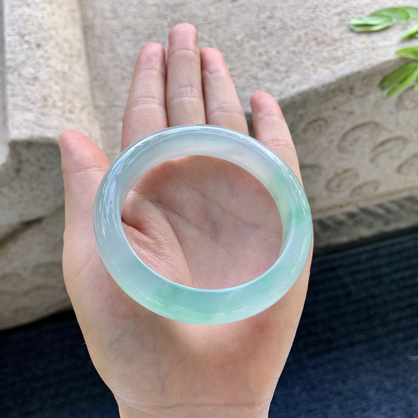 正圈53 54,圈口54/12.1/8.5,编码G7082639,描述冰糯飘绿，水润，种老，细腻，无裂