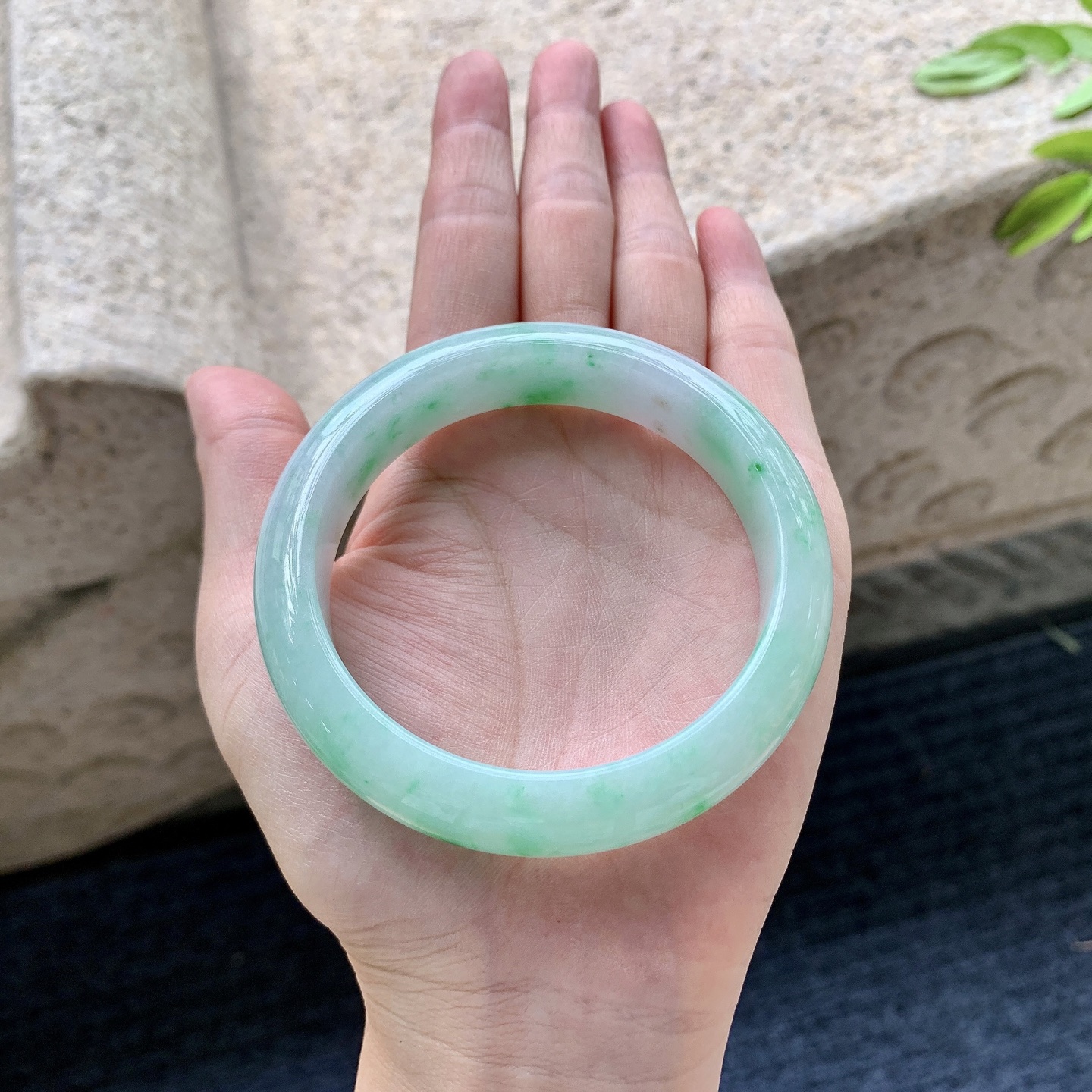 正圈56 57，圈口57.3/13.8/8.8，编码BA082621，描述细糯飘绿，种老，细腻，打灯有纹线