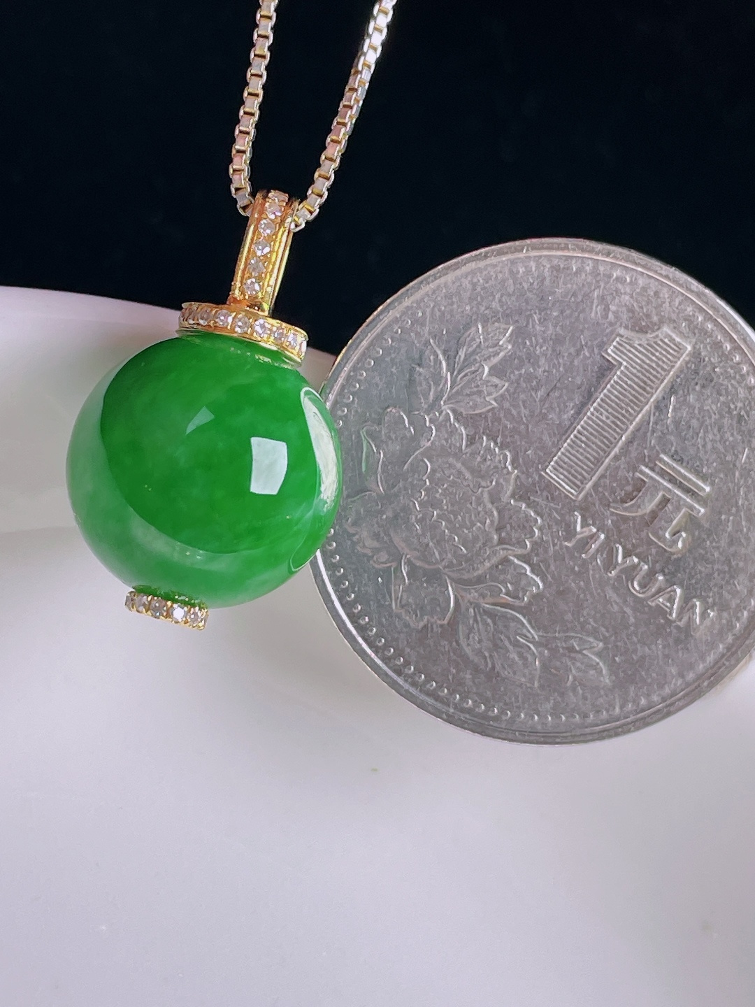 辣绿圆珠路路通，18k镶嵌，老种起光，细底通透，尺寸：裸石13mm0825