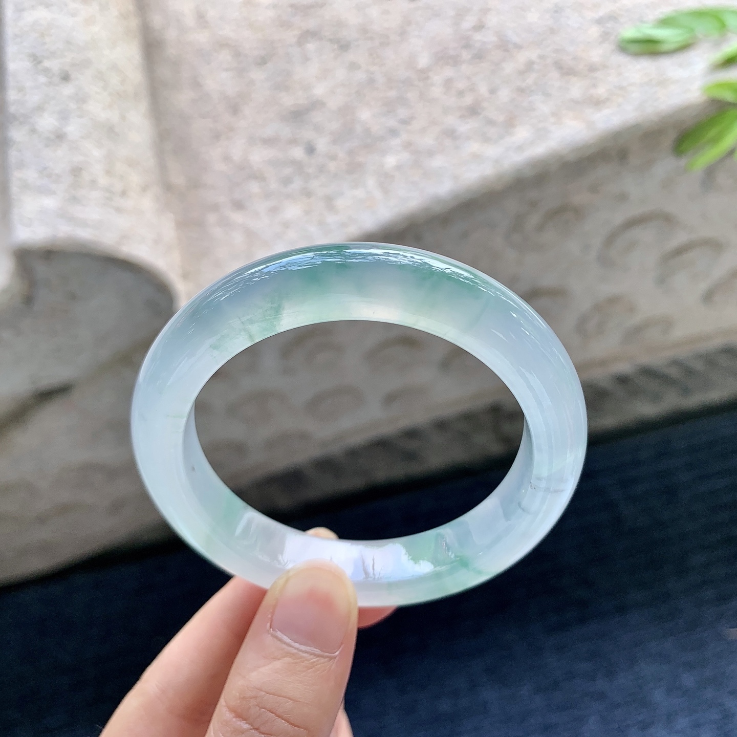 正圈52 53，圈口53.2/11.7/8.8，编码LZ082627，描述冰飘绿，清透，水润，种老，细腻，打灯有棉线