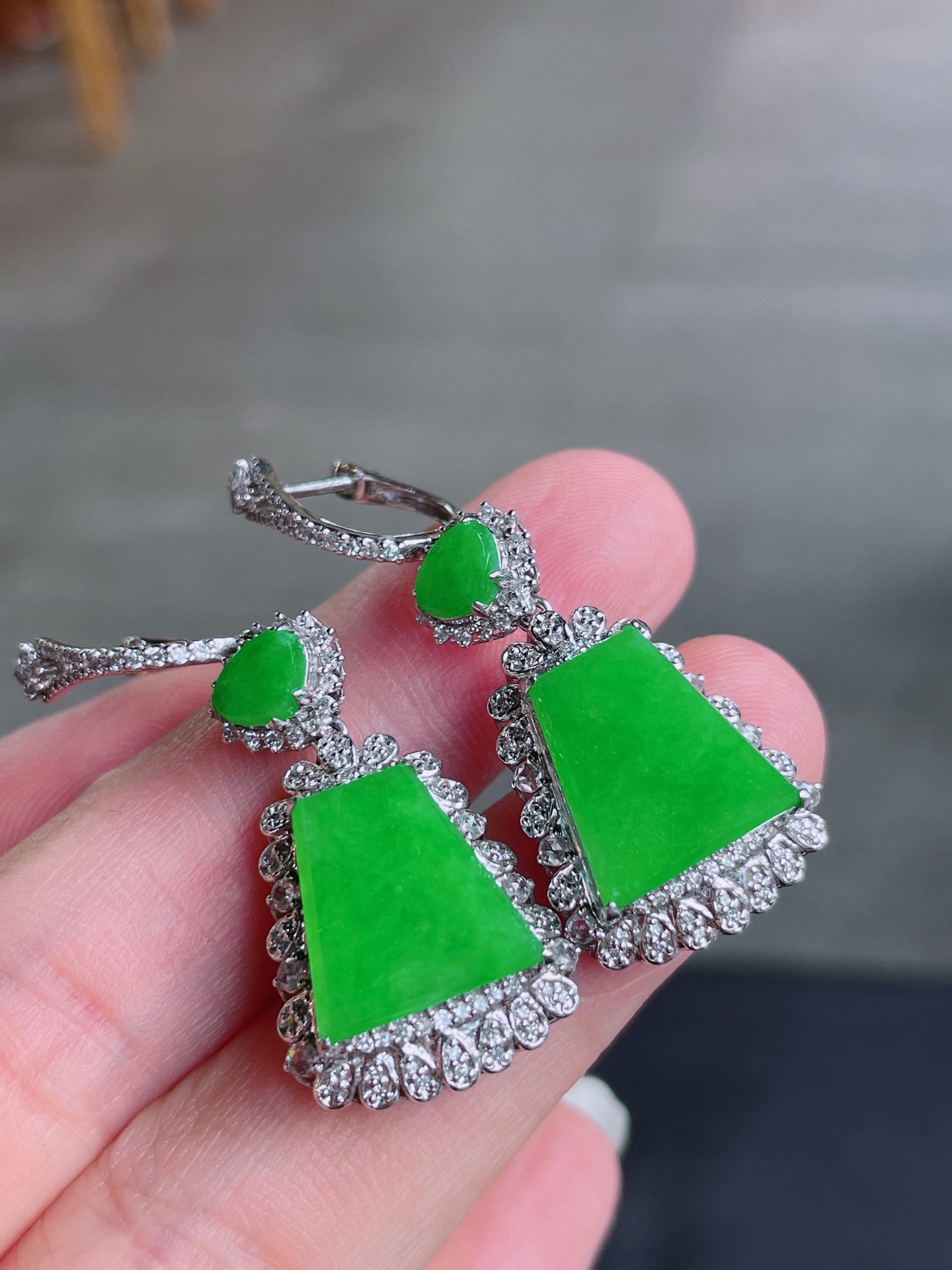 高冰绿无事牌耳坠，晶莹剔透，新颖时尚，品相，13-13-3