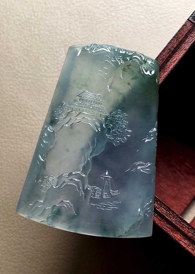 冰种飘花素牌，飘花灵动漂亮，工艺精细，品相，无裂，尺寸40*27.6*5