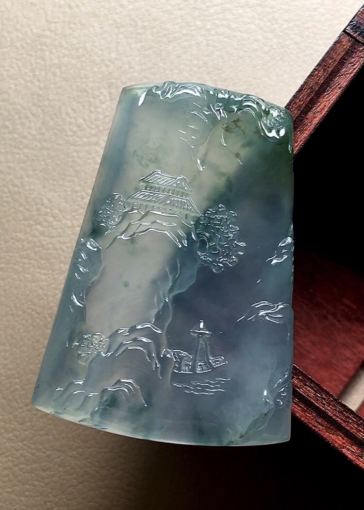 冰种飘花素牌，飘花灵动漂亮，工艺精细，品相，无裂，尺寸40*27.6*5