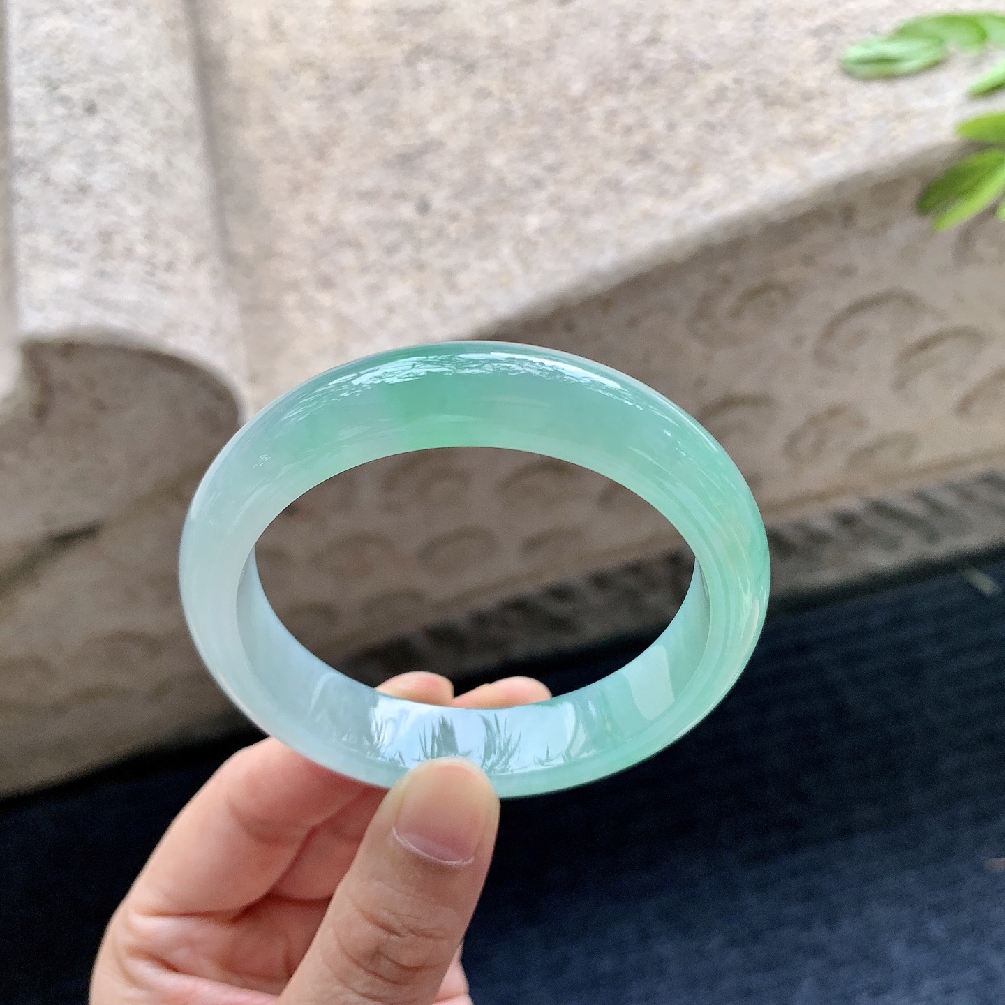 正圈53 54，圈口54.3/12.5/7.8，编码GL082650，糯冰飘绿，水润，种老，细腻，打灯有絮线