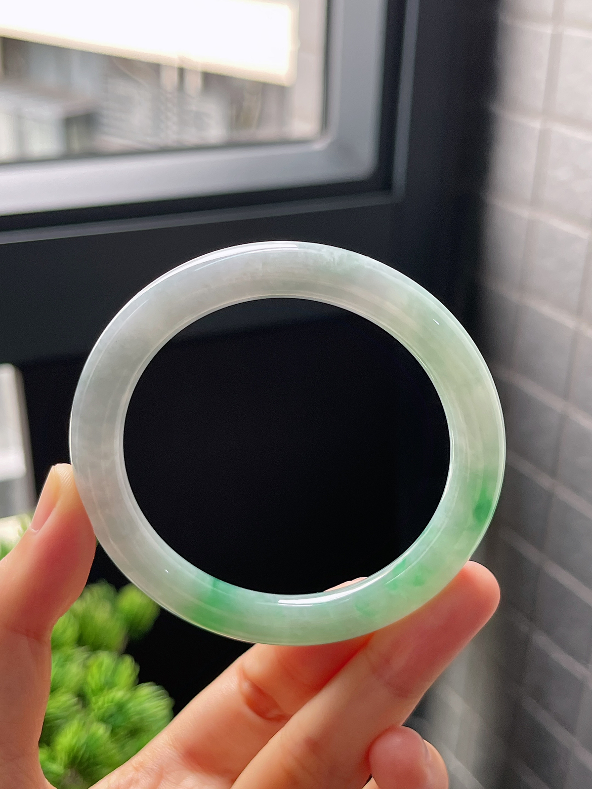 圈口53.5，糯化种阳绿飘花翡翠圆条手镯
