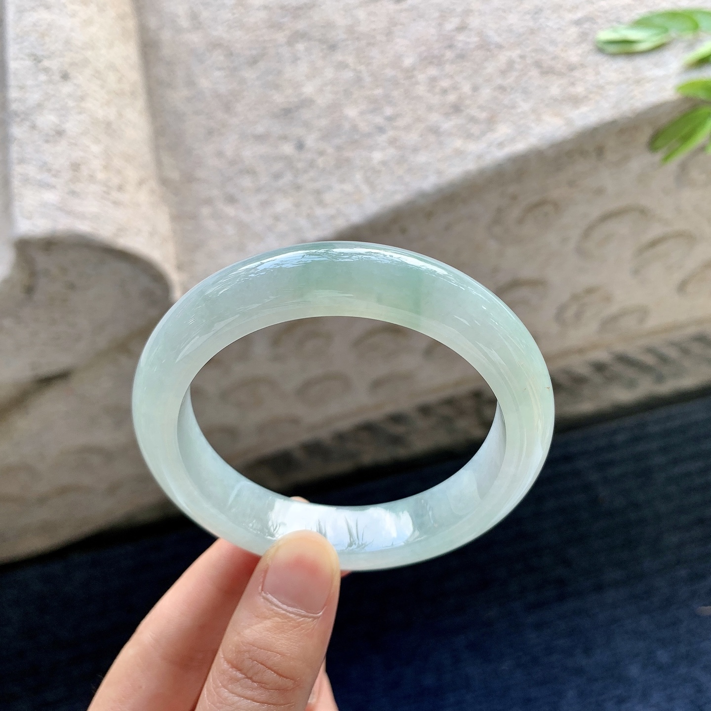 正圈54 55,圈口55.8/12.2/8.8,编码W6082652,描述细糯飘绿，水润，种老，细腻，无裂