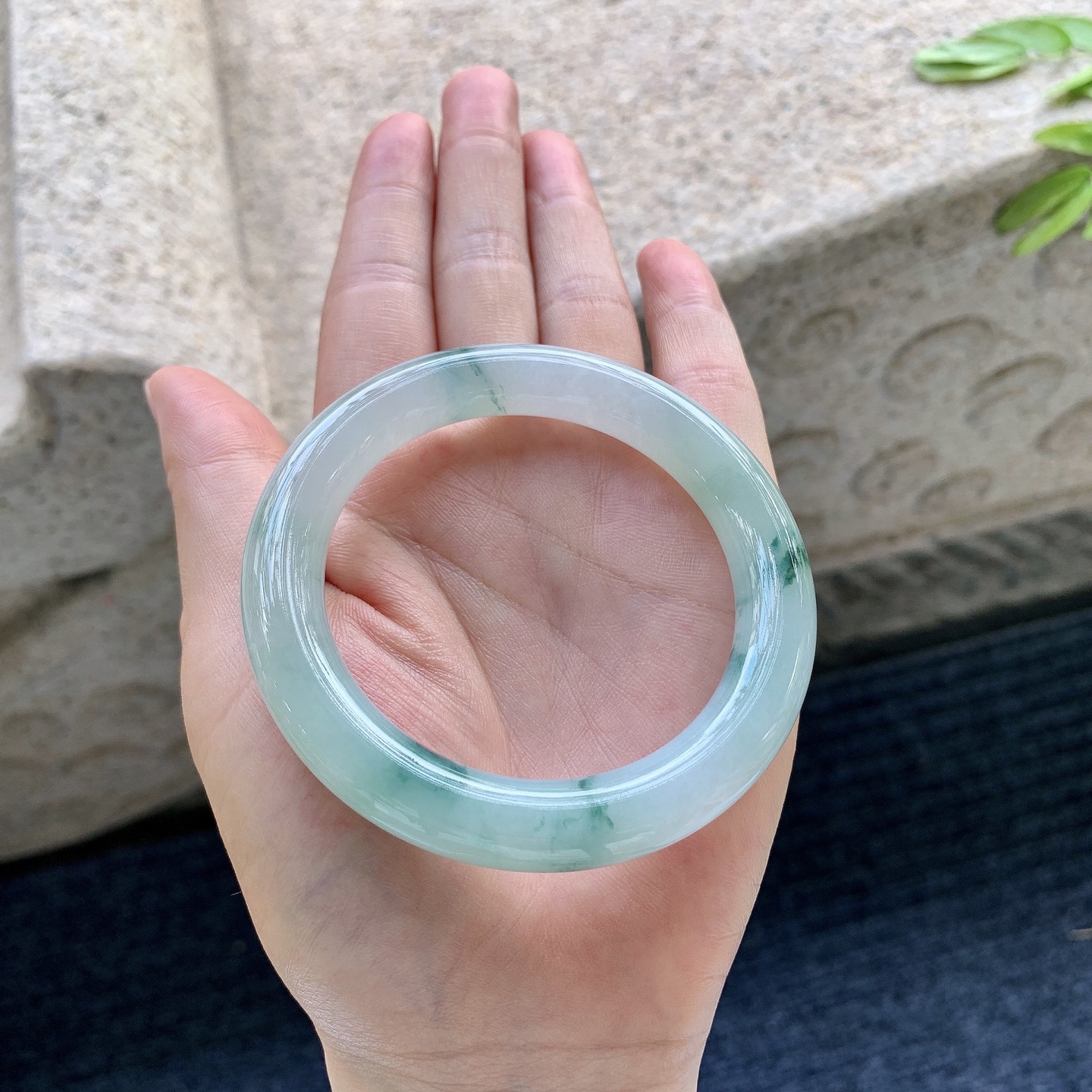 圆条52 53,【圈口】53/9.7/10,【编码】GF082617,【描述】糯冰飘花，水润，种老，细腻，打灯有纹线
