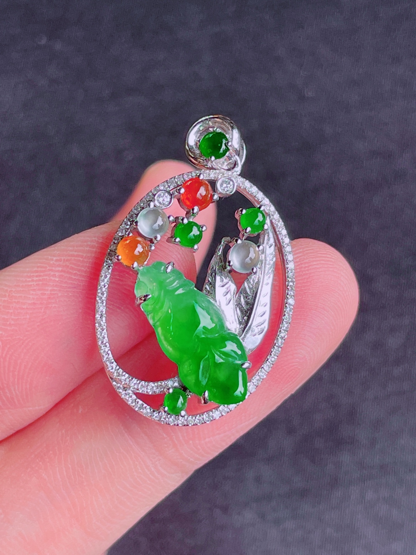 高冰绿金鱼吊坠，晶莹剔透，新颖时尚，无裂，32-19.5-7