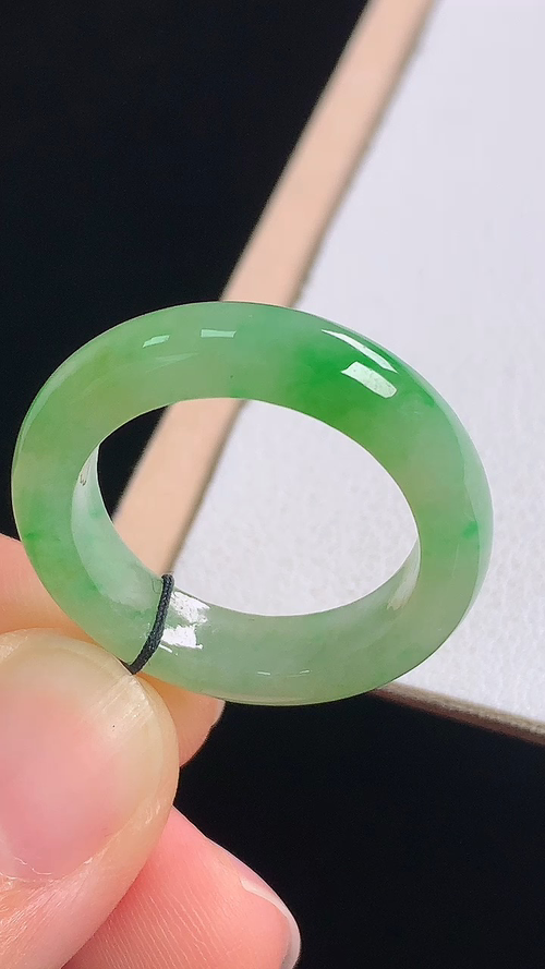 冰绿指环，无裂，尺寸:圈口19/18.6-5.2-3.7mm 23