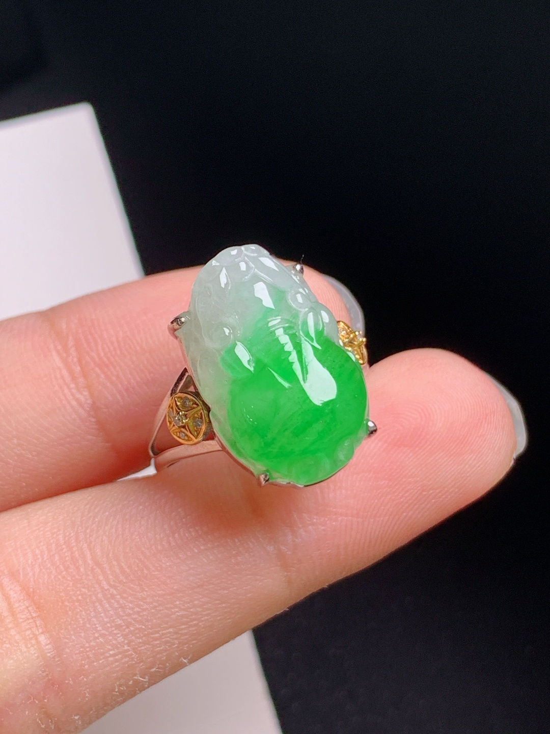 冰飘绿貔貅戒指，翠色明艳，雕工立体，招财纳福，华丽耐看