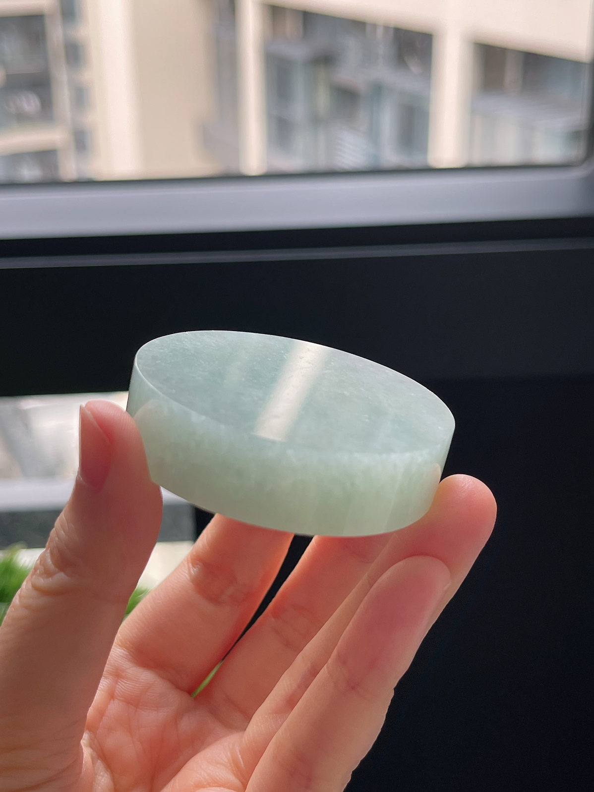 翡翠细糯种淡绿色镯心