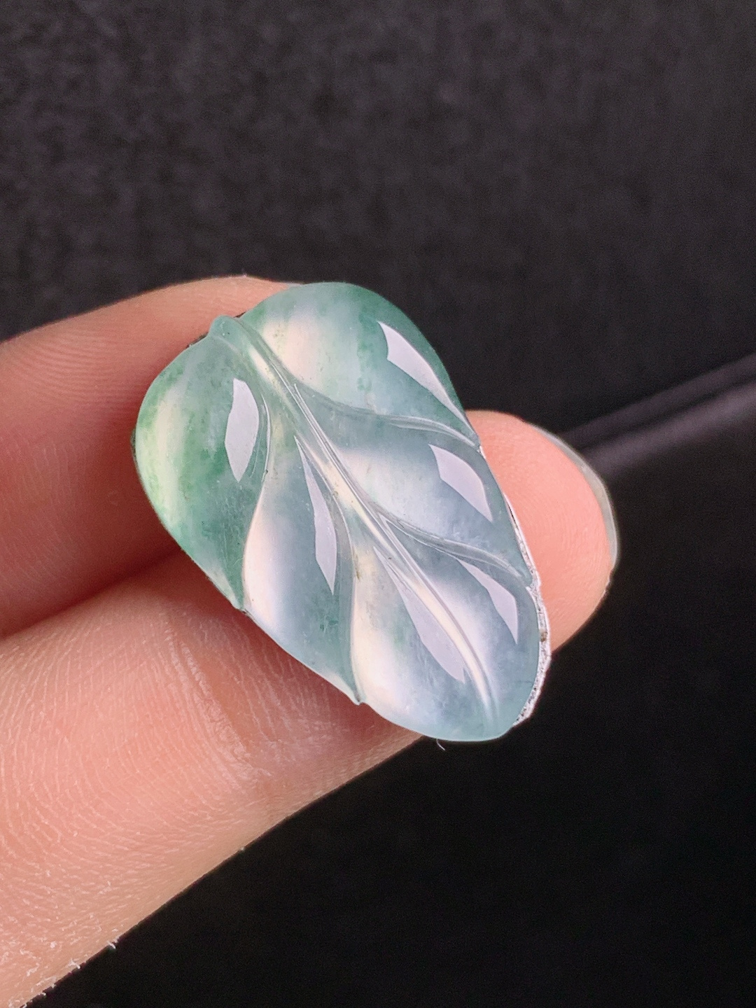冰种飘花树叶裸石，寒光灵动，翠色飘逸，金枝玉叶
