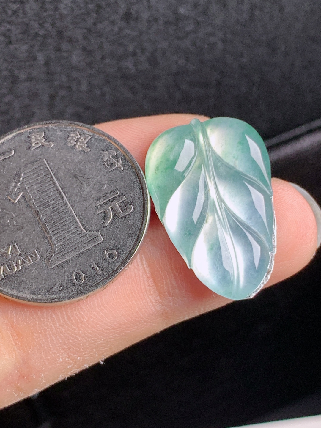冰种飘花树叶裸石，寒光灵动，翠色飘逸，金枝玉叶