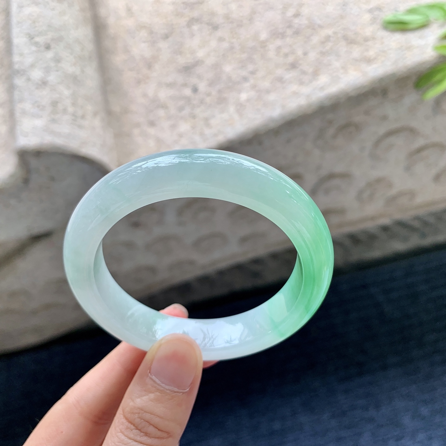 圆条51 52,圈口526/12/8.6,编码BA082623,糯冰飘阳绿，水润，种老，细腻，有纹线