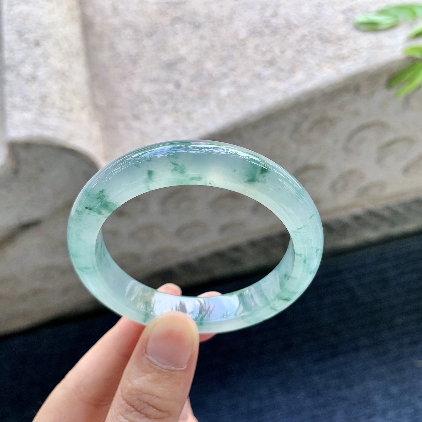 正圈48 49，圈口49.3/10.7/7.8，编码BA082630，描述冰飘花，清透，水润，种老，细腻，无裂。