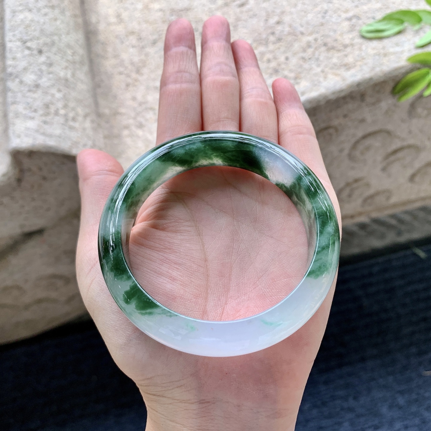正圈56 57，圈口57.8/15.5/8.3，编码W6082619，冰糯飘花，宽版，水润，种老，细腻，无裂。