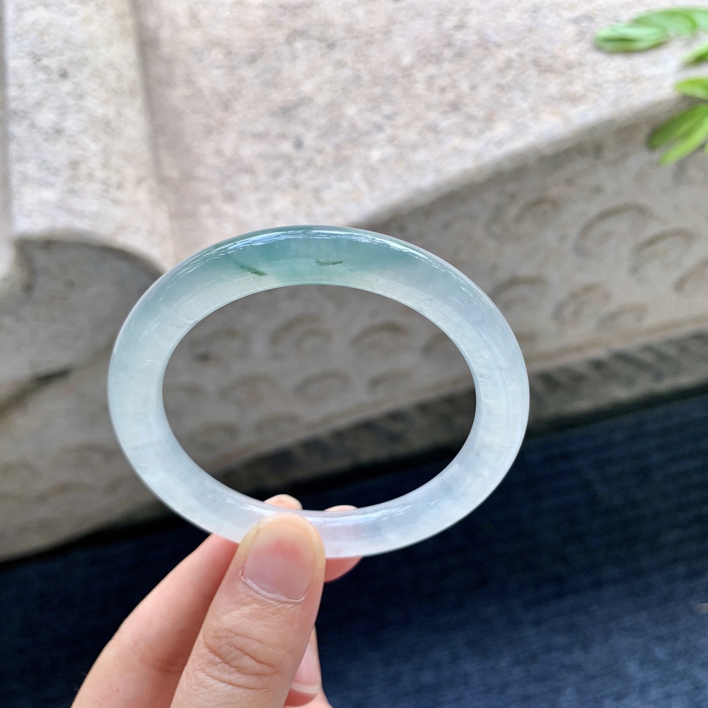 圆条52 53，圈口53.2/8.2/8.5，编码BA082631，冰飘绿，清透，水润，种老，细腻，无裂。