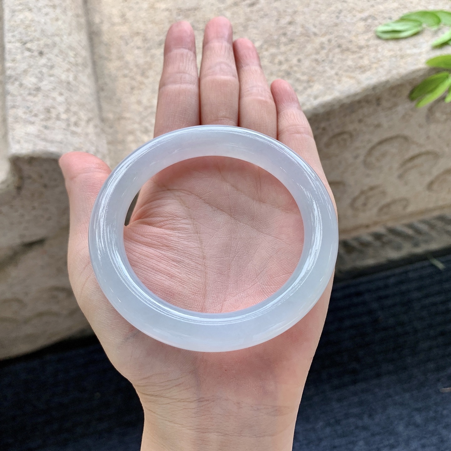 圆条56 57，圈口57.1/10.8/10.3，编码Q5082609，糯冰底色，水润，种老，细腻，打灯有棉线
