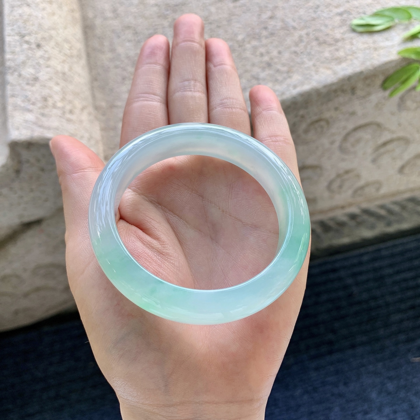 正圈53 54,圈口54/12.1/8.5,编码G7082639,描述冰糯飘绿，水润，种老，细腻，无裂