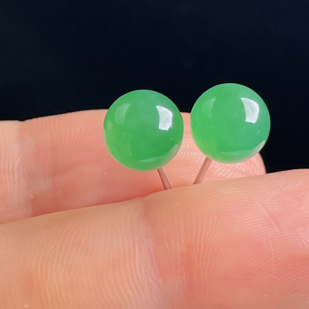 阳绿耳钉，18k镶嵌，老种起光，细底通透，尺寸：裸石8.2mm