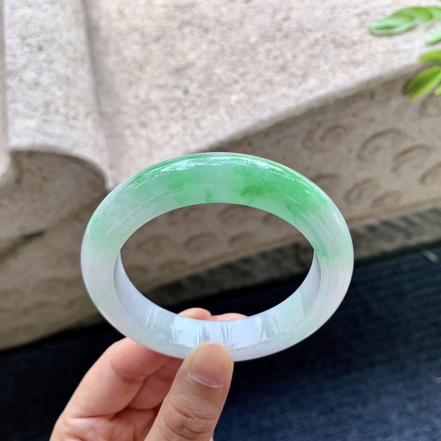 正圈55 56,圈口56.3/12.6/9.6,编码W6082616,描述细糯飘阳绿，水润，种老，细腻，打灯有纹线