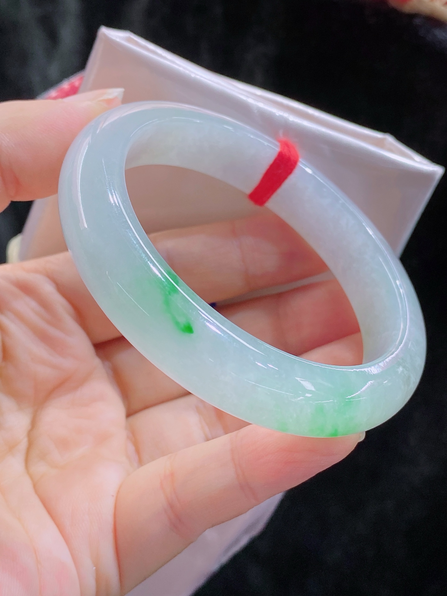 冰飘绿正圈手镯，种水，色泽夺目，种色兼备，无裂，尺寸55.3/12.5/8.4，B18-625