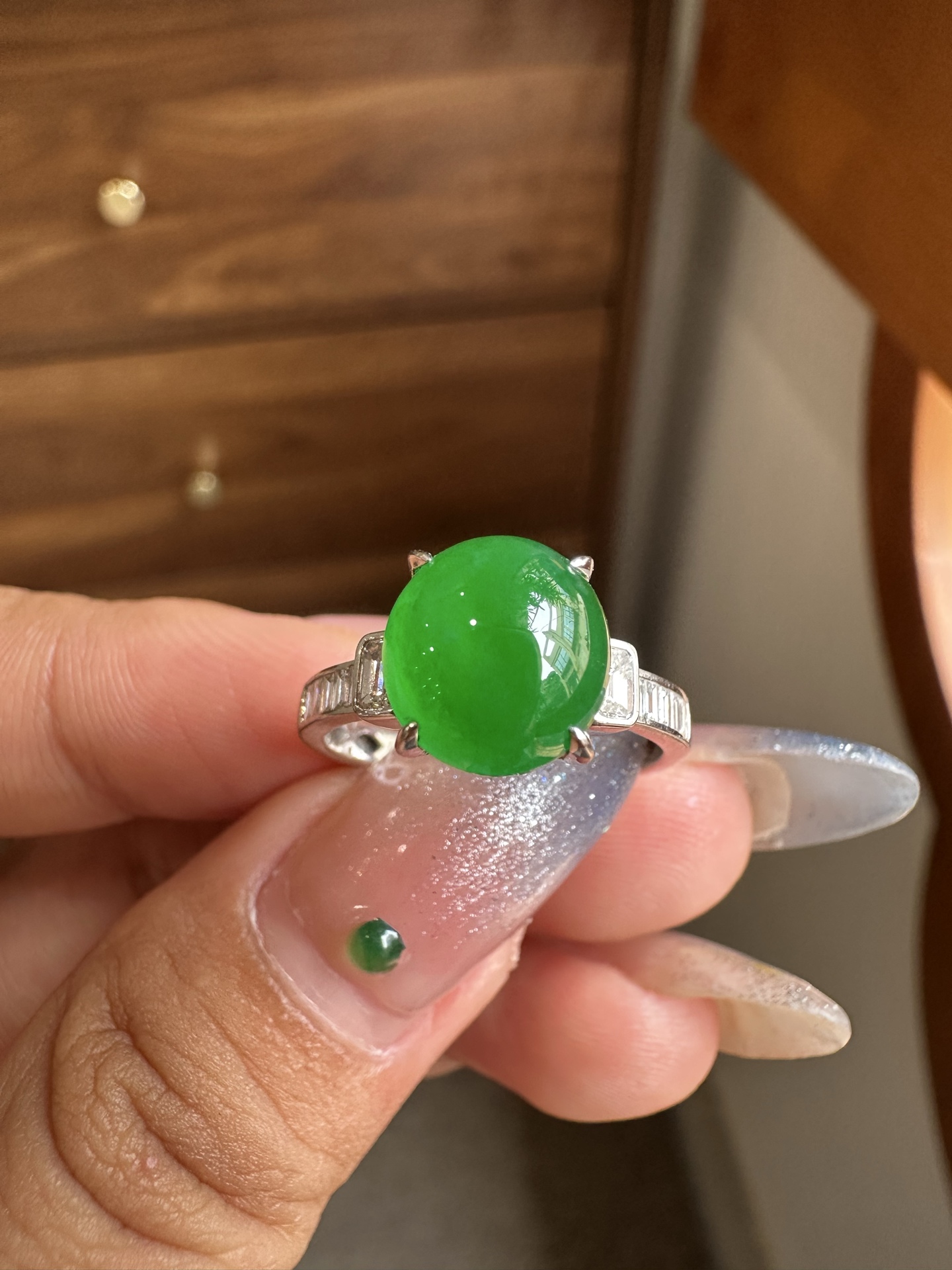 辣绿蛋面四爪镶戒指