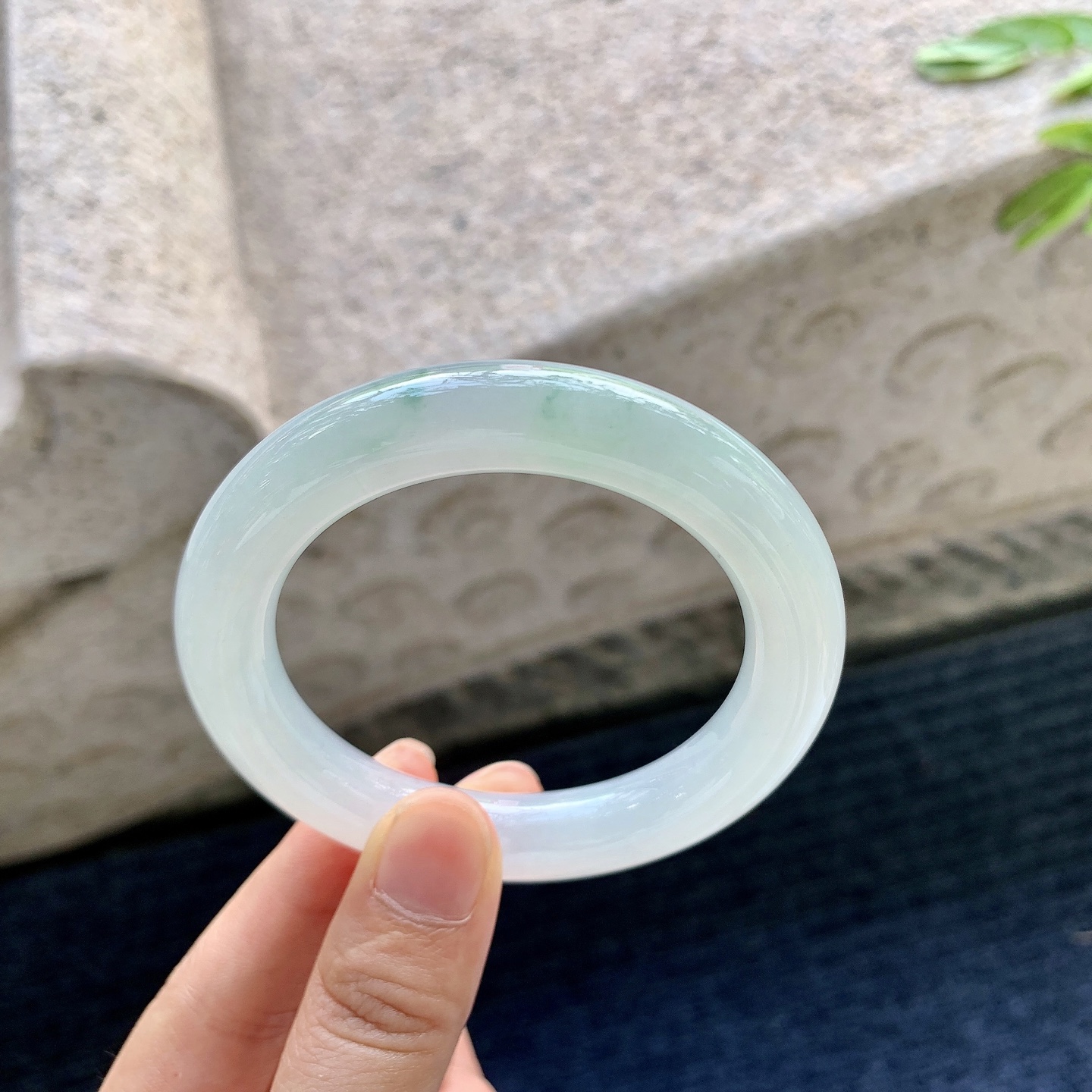 圆条51 52,圈口52.3/10.7/10.5,编码GF082612,描述糯冰飘绿，水润，种老，细腻，打灯有纹线
