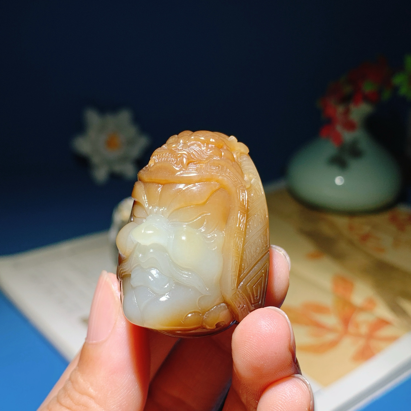 新疆和田玉且末糖武将挂件。尺寸42/29/29重51克。玉质细腻油润。手推出油。佩戴高端典雅。lt2