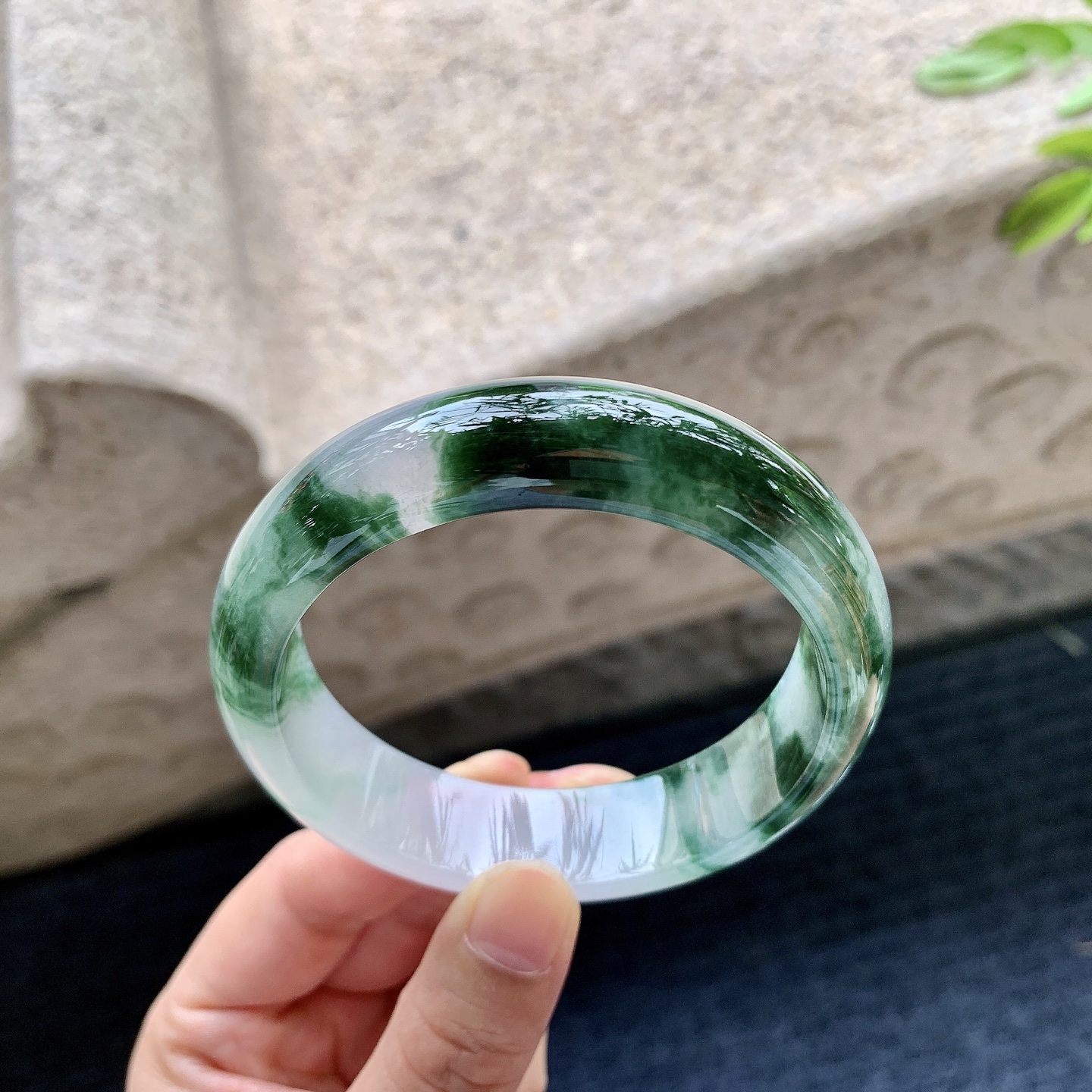 正圈56 57，圈口57.8/15.5/8.3，编码W6082619，冰糯飘花，宽版，水润，种老，细腻，无裂。
