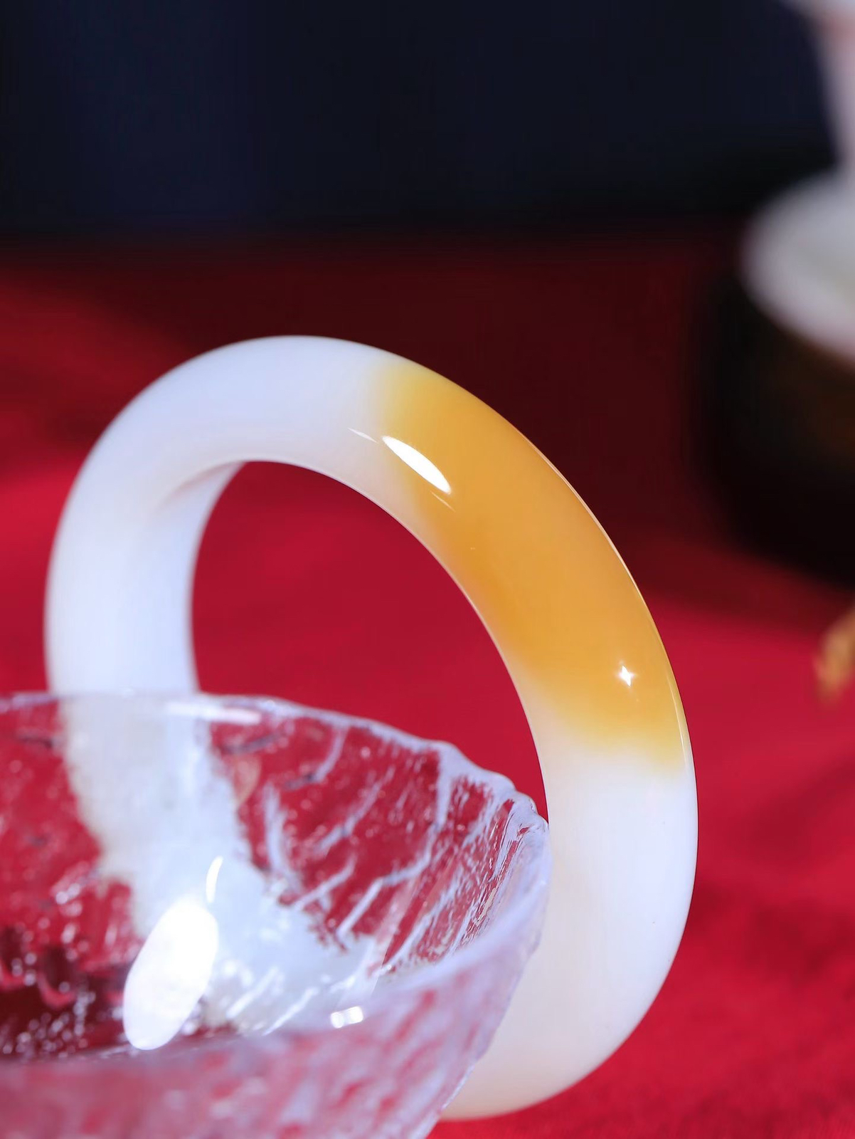 （一见倾心.手镯）

收藏级臻品️和田玉糖白玉手镯，玉质温润细腻 油性十足 手感舒适，高华雅逸，线条流畅，简约大气，美自天成，素雅高贵。佩戴于腕间，婉约之美，举手投足间透出那低调奢华。重68.69克  内径54.5mm  尺寸14.2-9.8mm  56802536A
