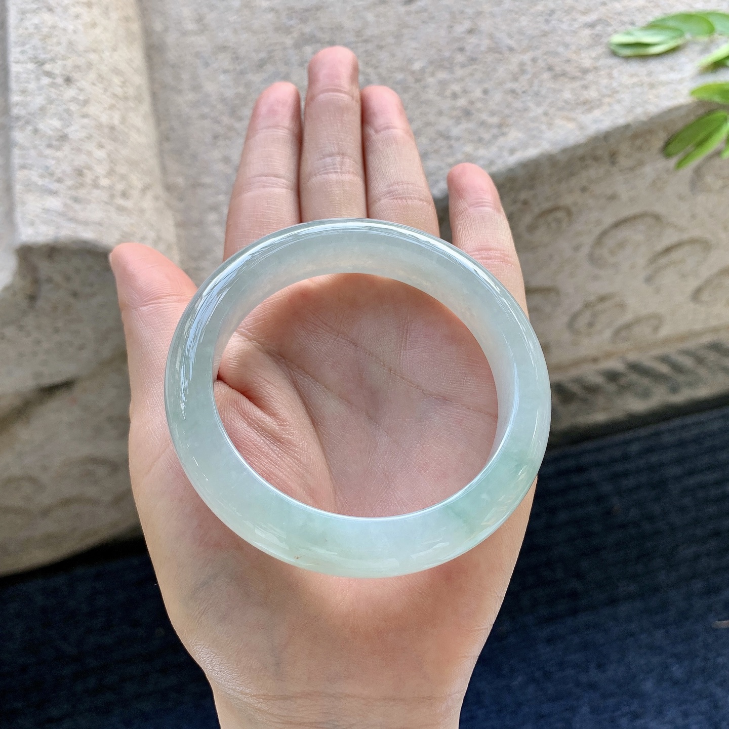 正圈54 55,圈口55.8/12.2/8.8,编码W6082652,描述细糯飘绿，水润，种老，细腻，无裂