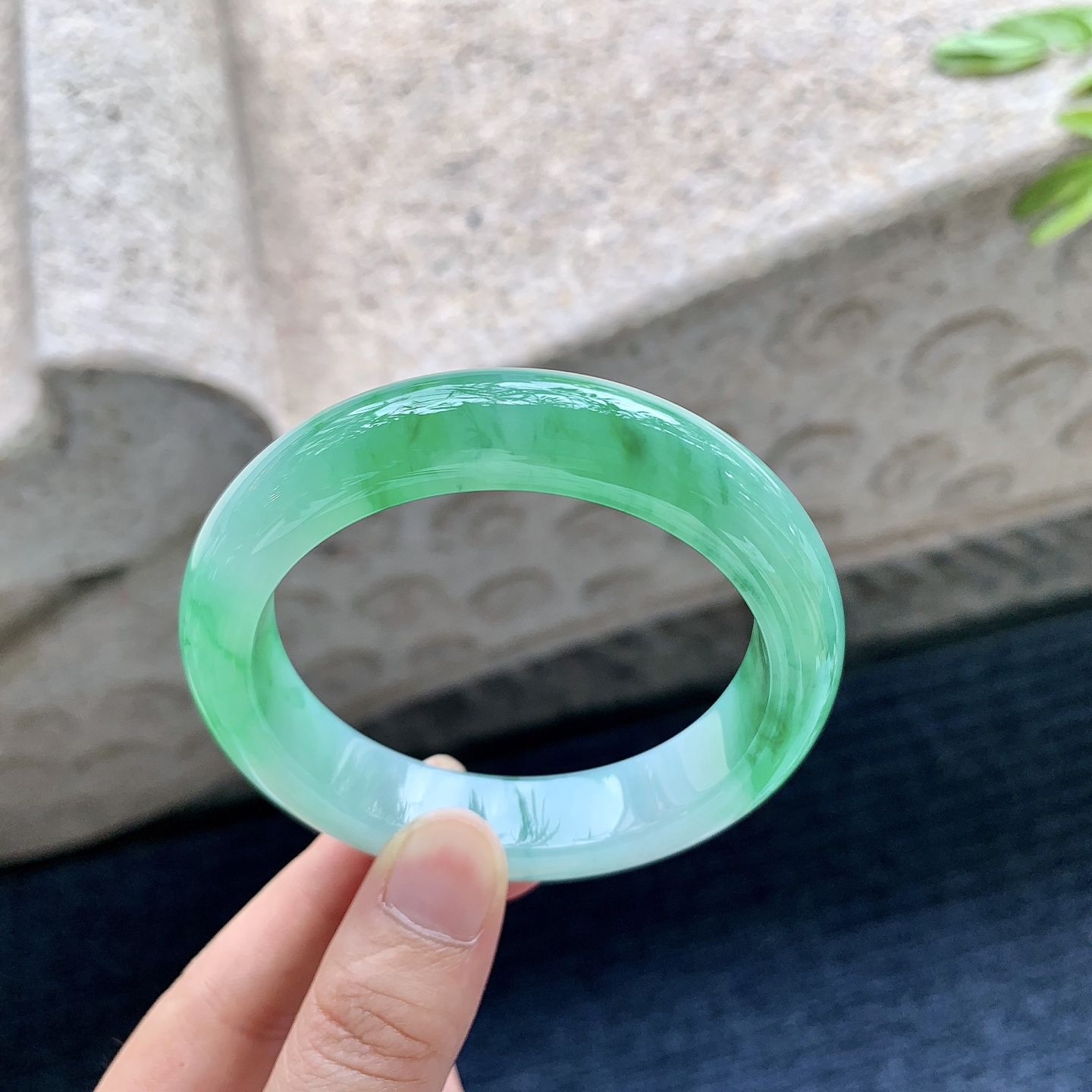 正圈53 54，圈口54.8/13/9.2，编码G7082641，描述冰糯飘绿，水润，种老，细腻，打灯有棉线