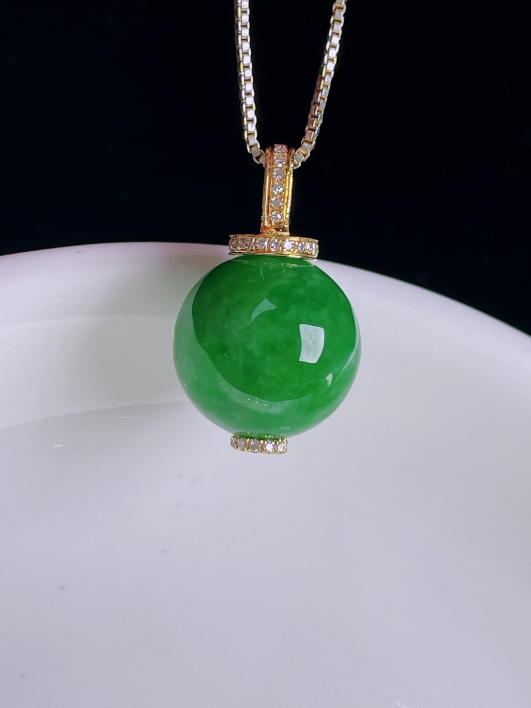 辣绿圆珠路路通，18k镶嵌，老种起光，细底通透，尺寸：裸石13mm0825