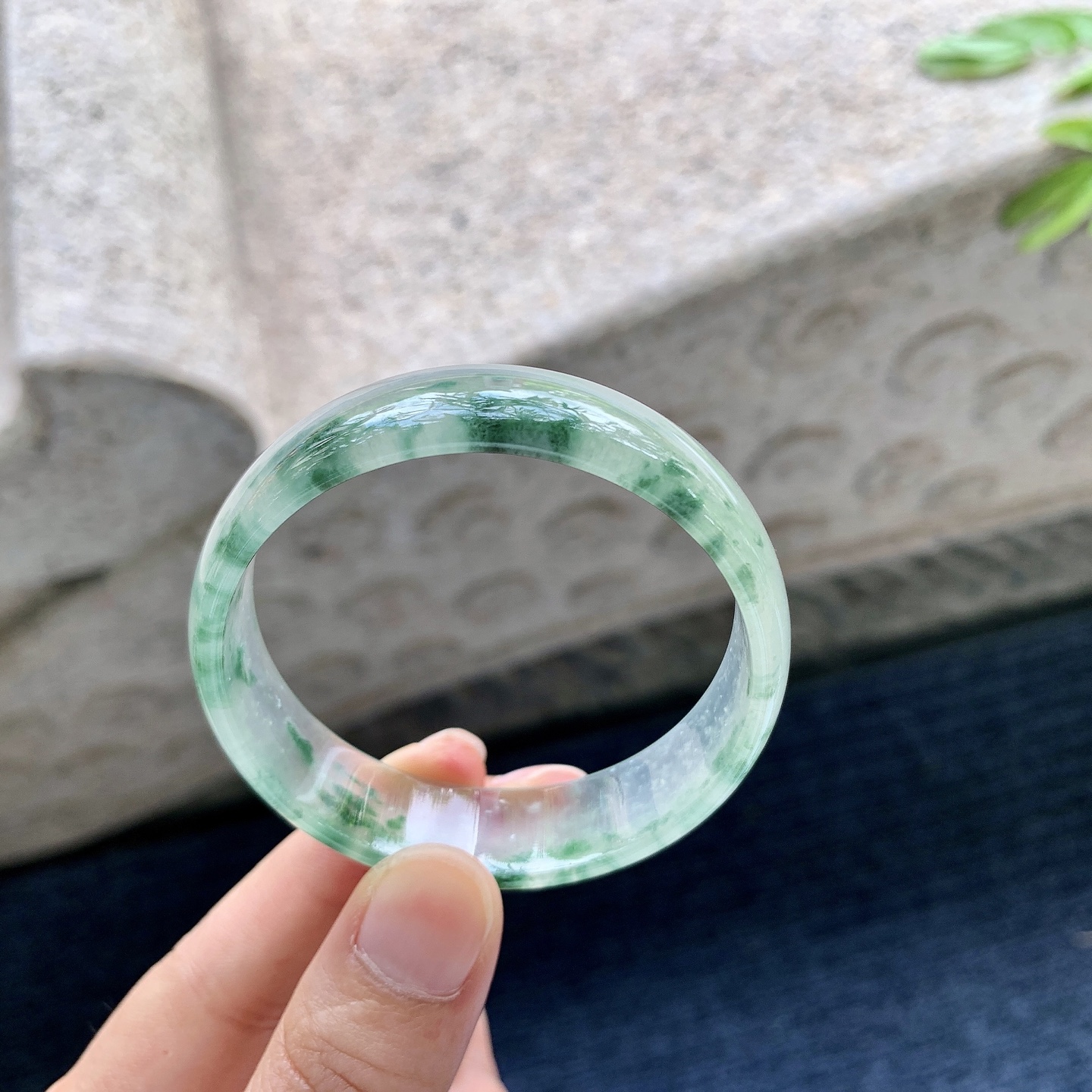 正圈48 49,圈口49.8/14/4.5,编码HJ082622,描述冰飘花，水润，种老，细腻，打灯有纹线