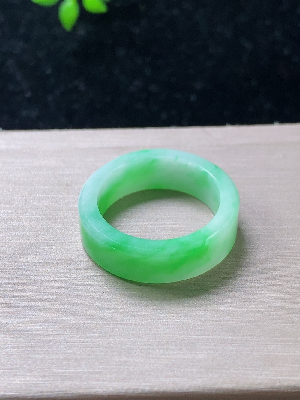飘绿戒指，无裂，尺寸6.5-2.8mm,17号手寸，825mddy