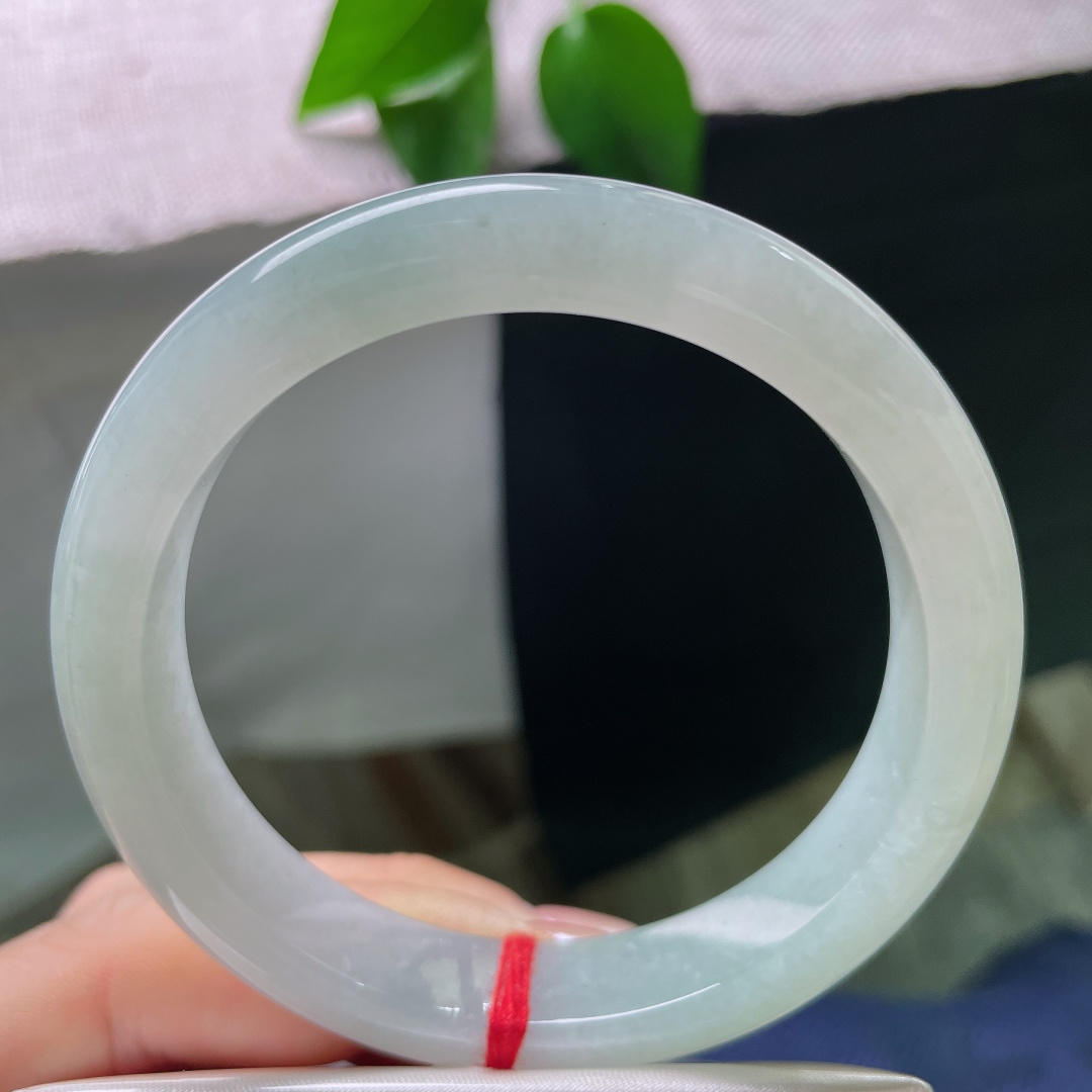 淡绿底正圈，冰润细腻，水头好，佩戴清新脱俗，淡雅，有棉线，ss57764a