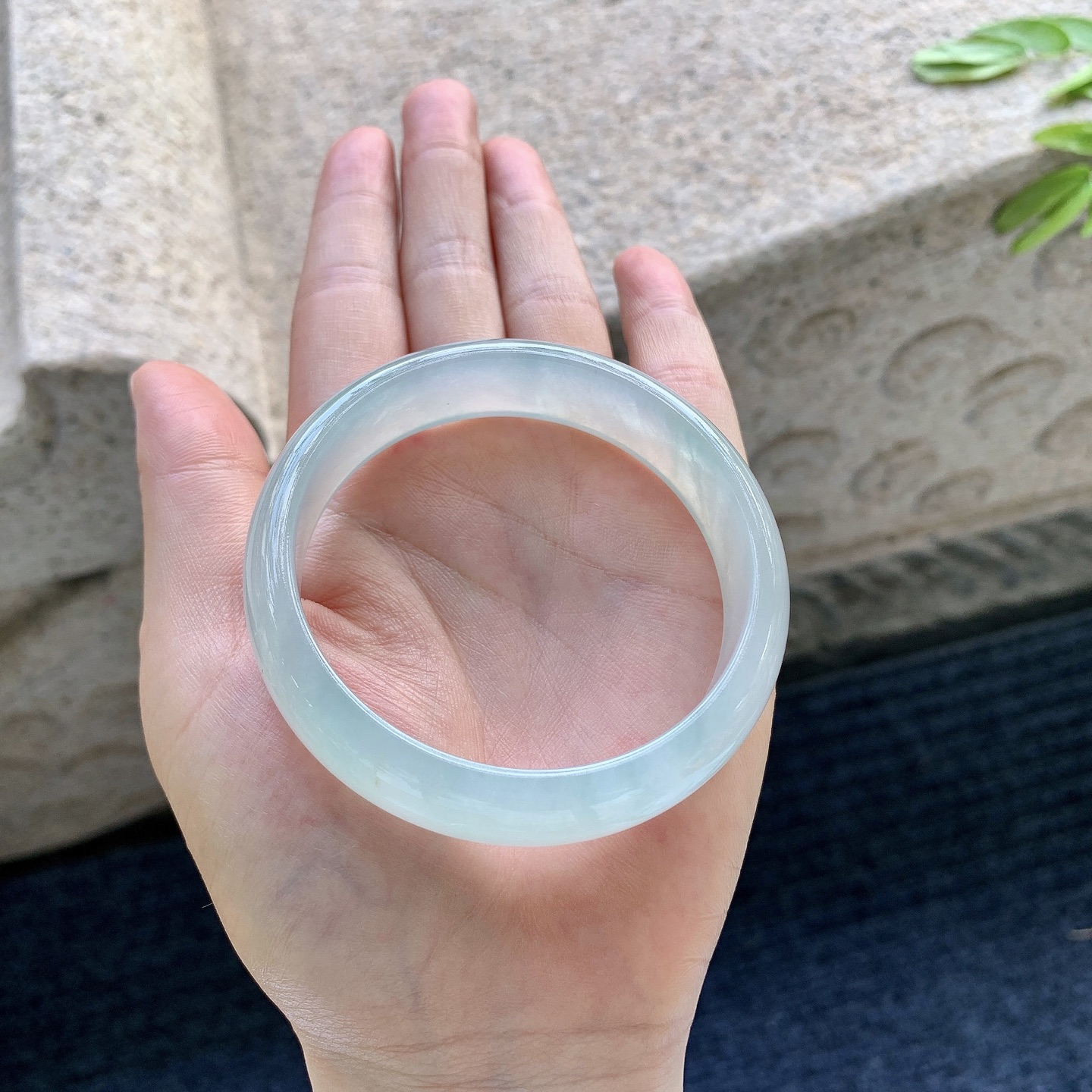 正圈55 56，圈口56.6/13.7/6.6，编码HJ082614，描述：糯冰晴底，水润，种老，细腻，打灯有絮线
