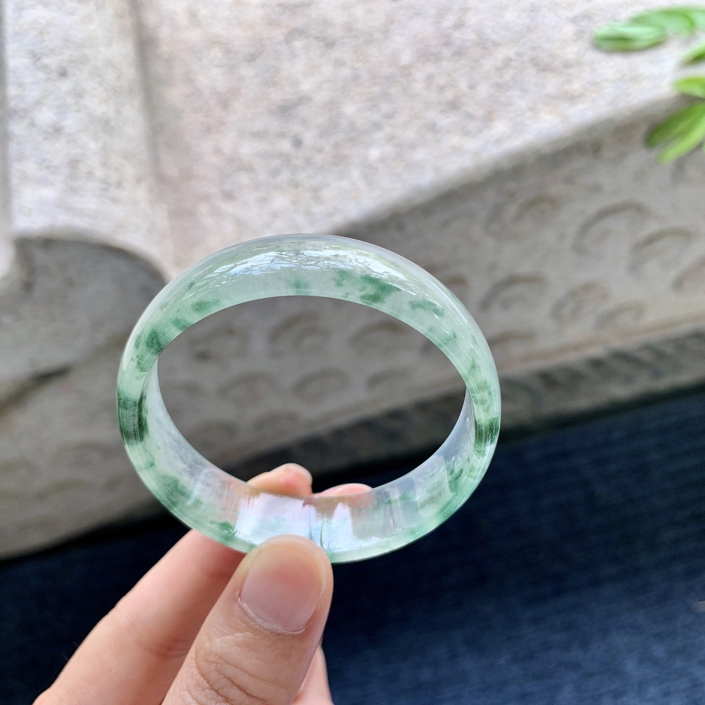 正圈48 49,圈口49.8/14/4.5,编码HJ082622,描述冰飘花，水润，种老，细腻，打灯有纹线