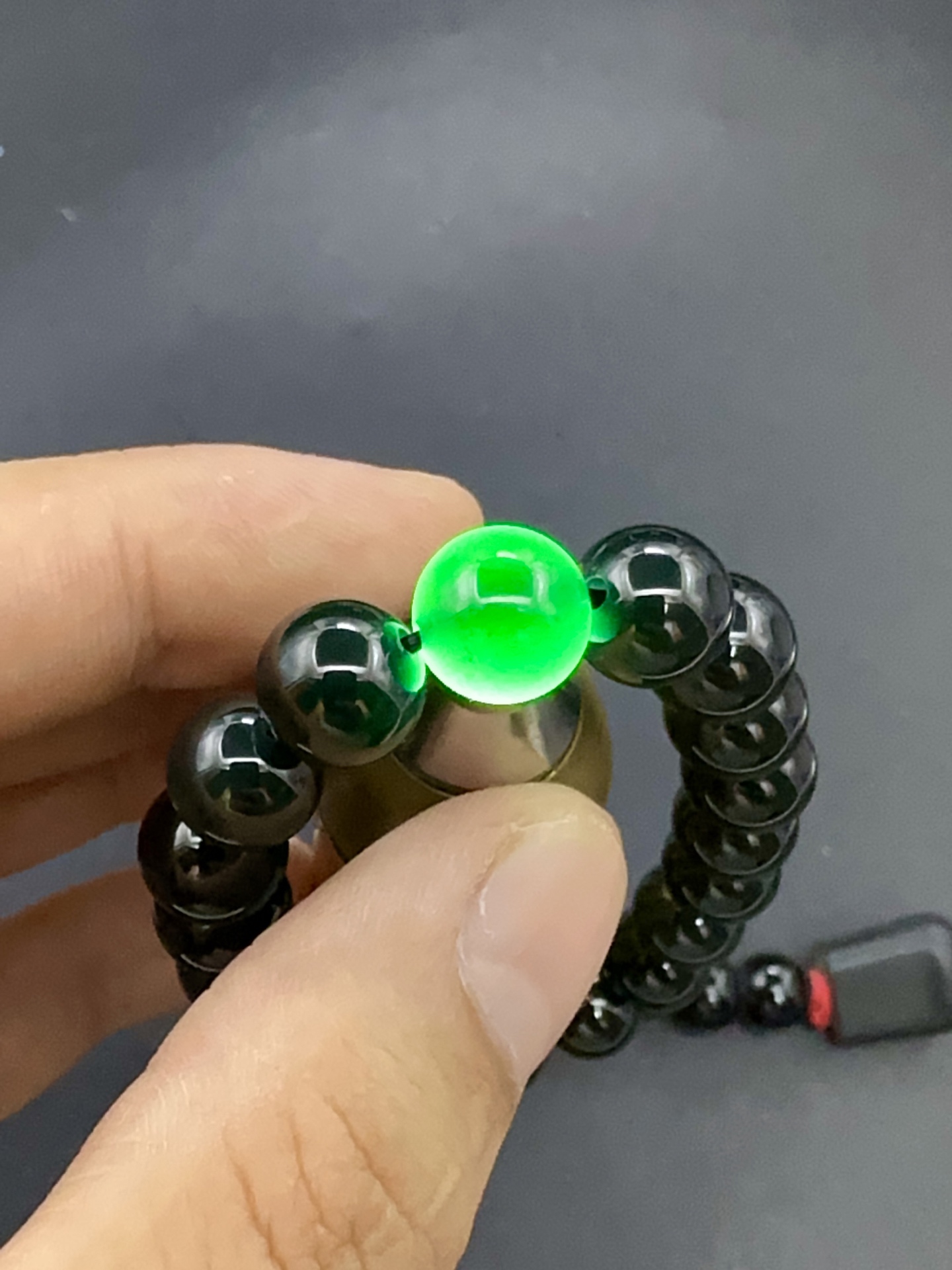 【墨翠手串10mm】老坑冰种   黑度极黑  灯照全透  呈帝王绿  种老起光   底极细腻  圆润