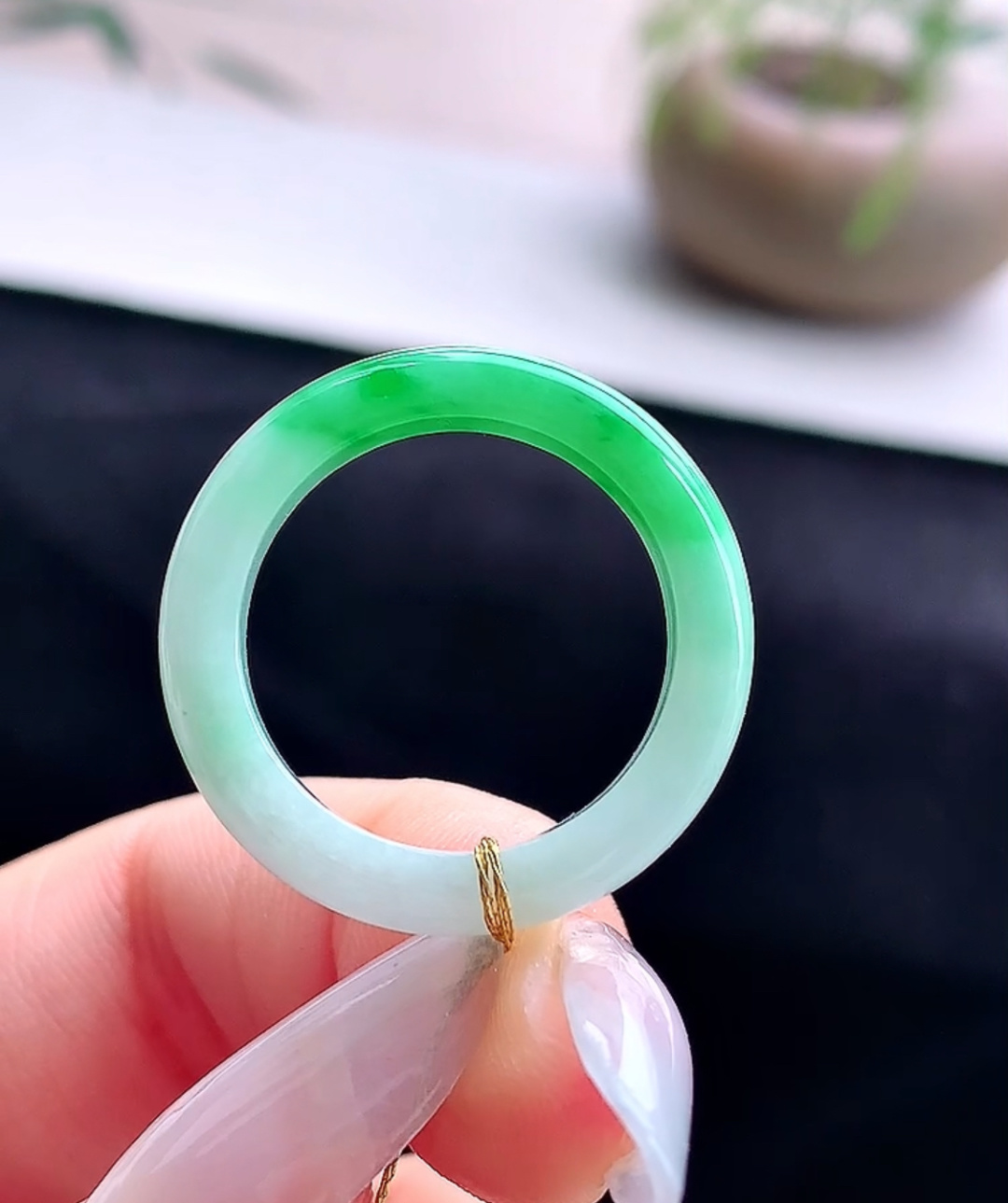 糯冰飘阳绿戒圈指环,性比高,尺寸4.5-3.7,圈口19.5号,重量3.6克