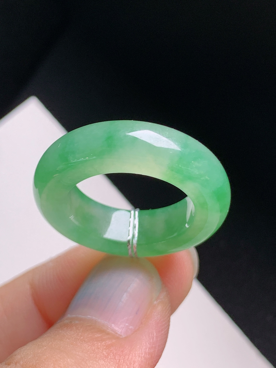 冰飘绿指环，翠色悠然，种老细腻，清爽耐看