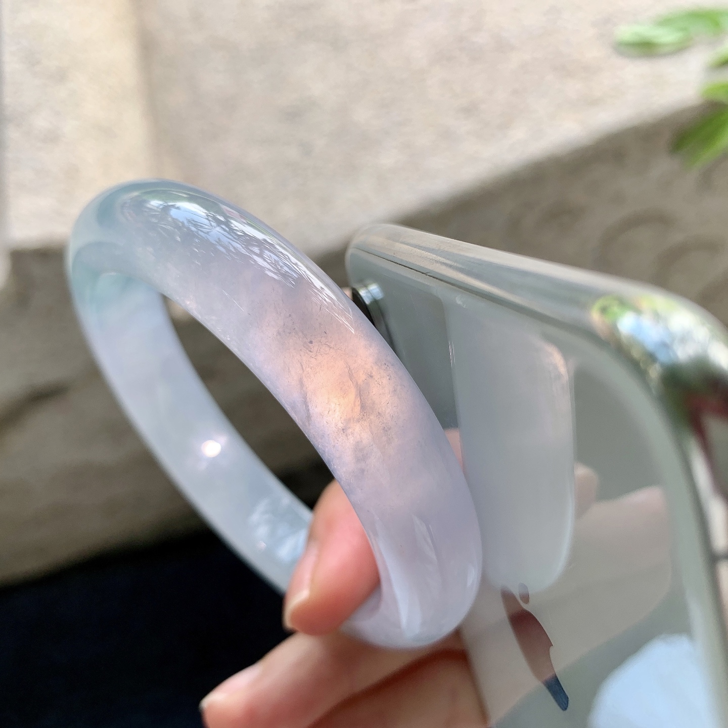 正圈57 58,圈口58.2/13/9.3,编码B2082647,描述冰糯飘绿，水润，种老，细腻，打灯有絮线