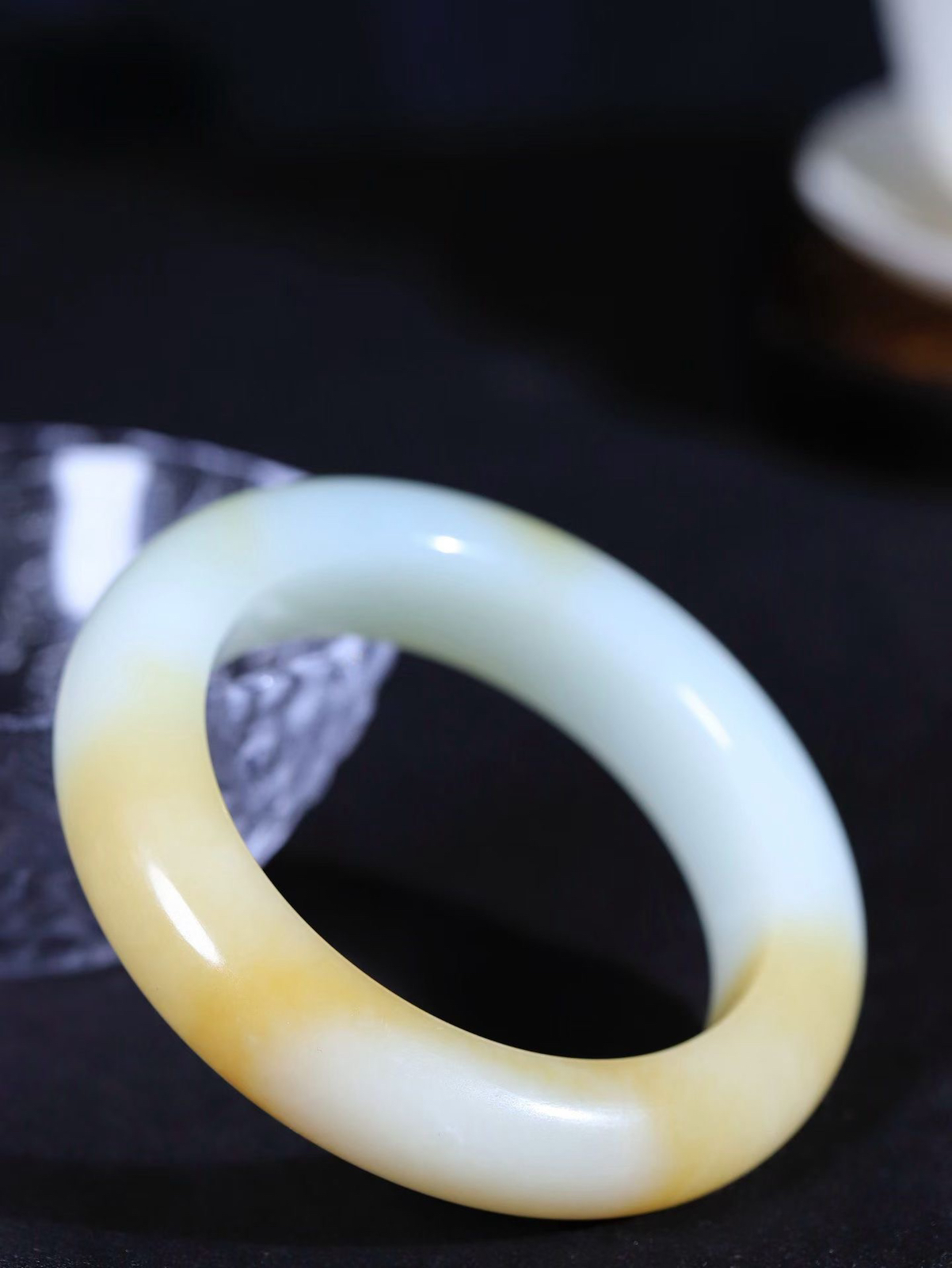 （一见倾心.手镯）

精品️和田玉糖白玉手镯，玉质温润细腻 油性十足 手感舒适，高华雅逸，线条流畅，简约大气，美自天成，素雅高贵。佩戴于腕间，婉约之美，举手投足间透出那低调奢华。重106.9克  内径59mm 尺寸16.5-12.2mm FDL-79802500
