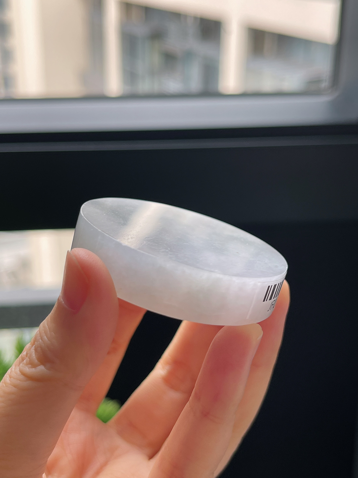 翡翠细糯种淡绿色镯心