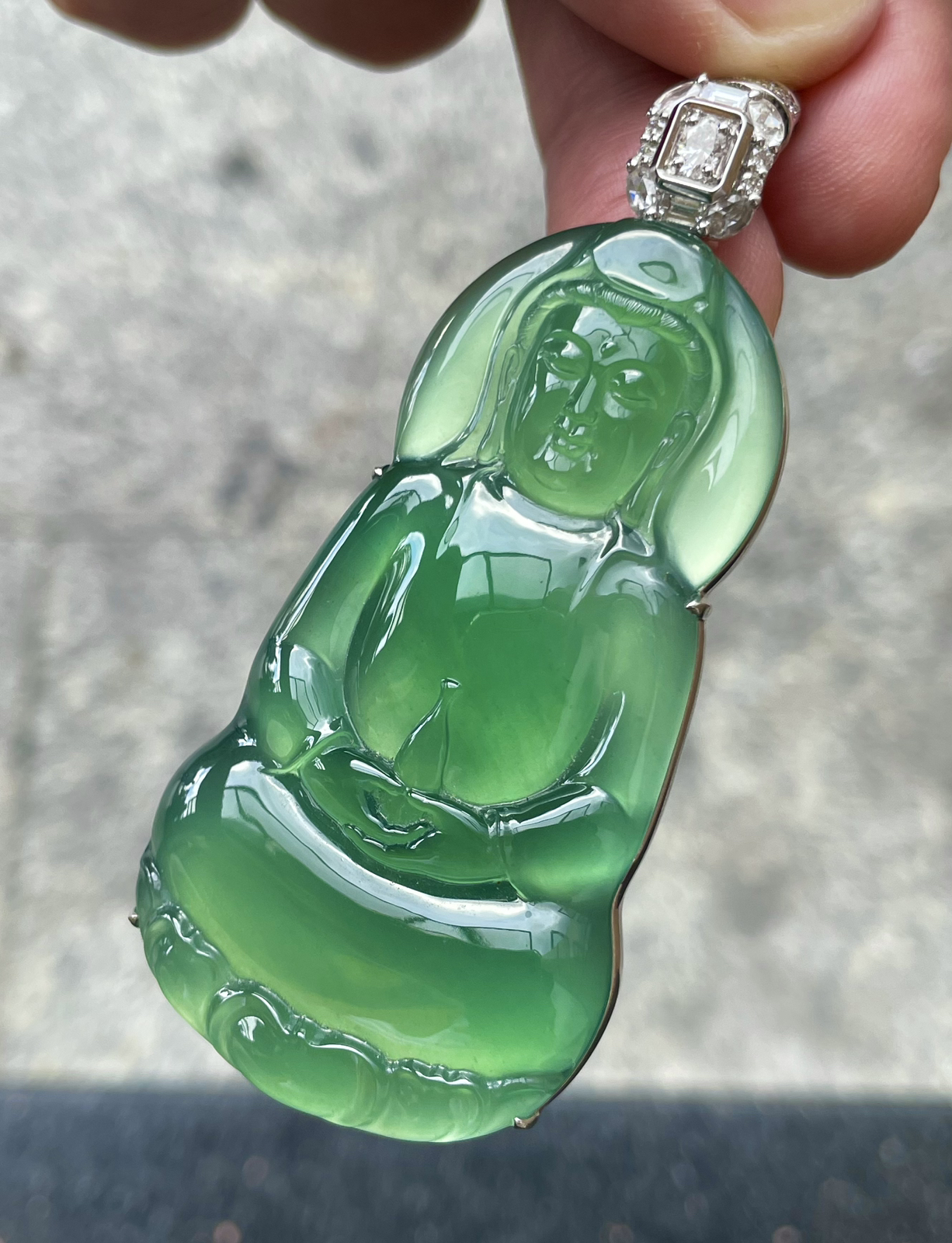 【冰种晴绿观音吊坠】老坑雪花棉，料子通透闪亮，质地致密，种老起强胶感，人物面部开脸生动，雕刻很精细，表情端庄祥和。18k金钻镶嵌，裸石尺寸61*32.6*4.5毫米