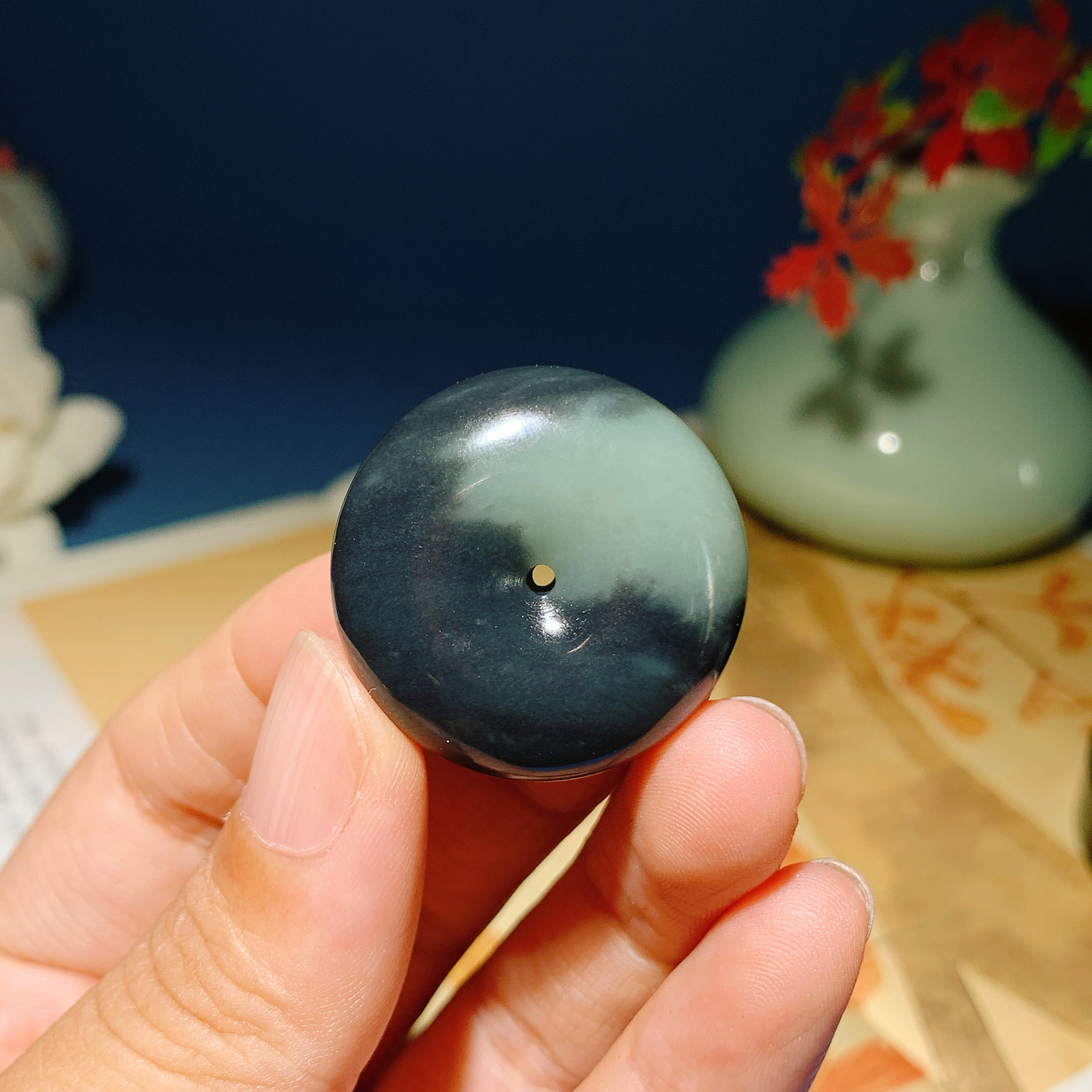 新疆和田玉籽青花平安扣挂件。尺寸30/12重20克 玉质细腻油润。手推出油。佩戴高端典雅。lt260824
