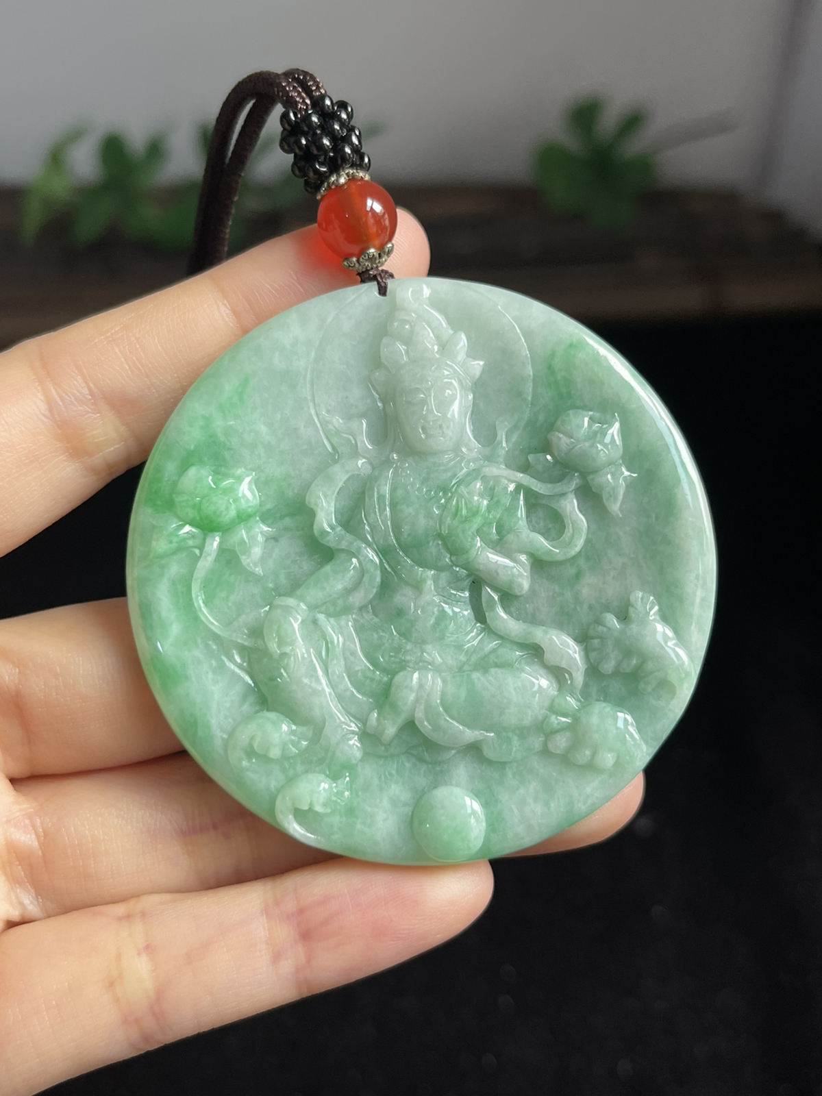 翡翠糯化种淡绿色挂件，配珠未测